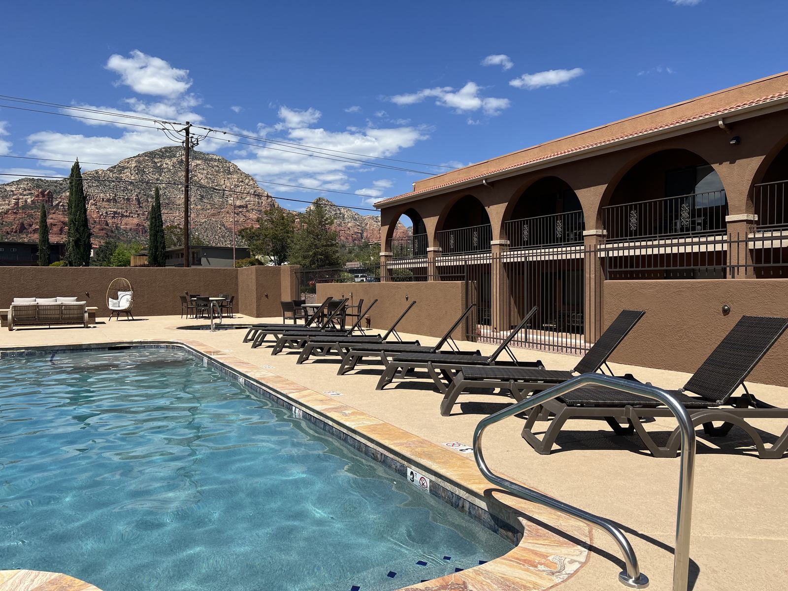 GreenTree Inn Sedona outdoor pool and lounge area with Sedona red rock views